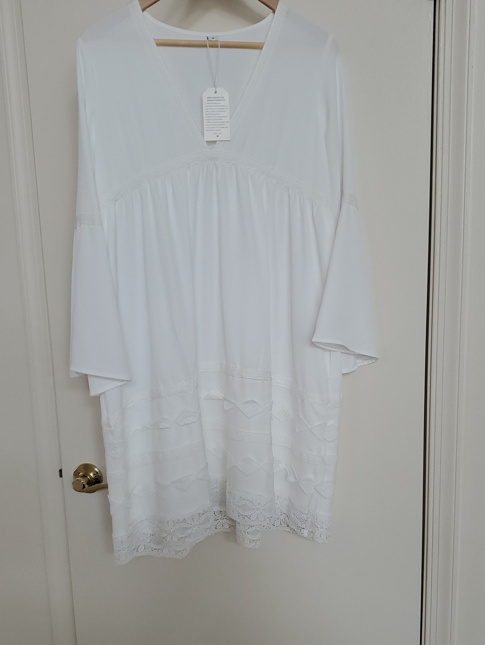 Nwt White V-Neck Lace Trim Lined Dress in Small Regular bell sleeves
